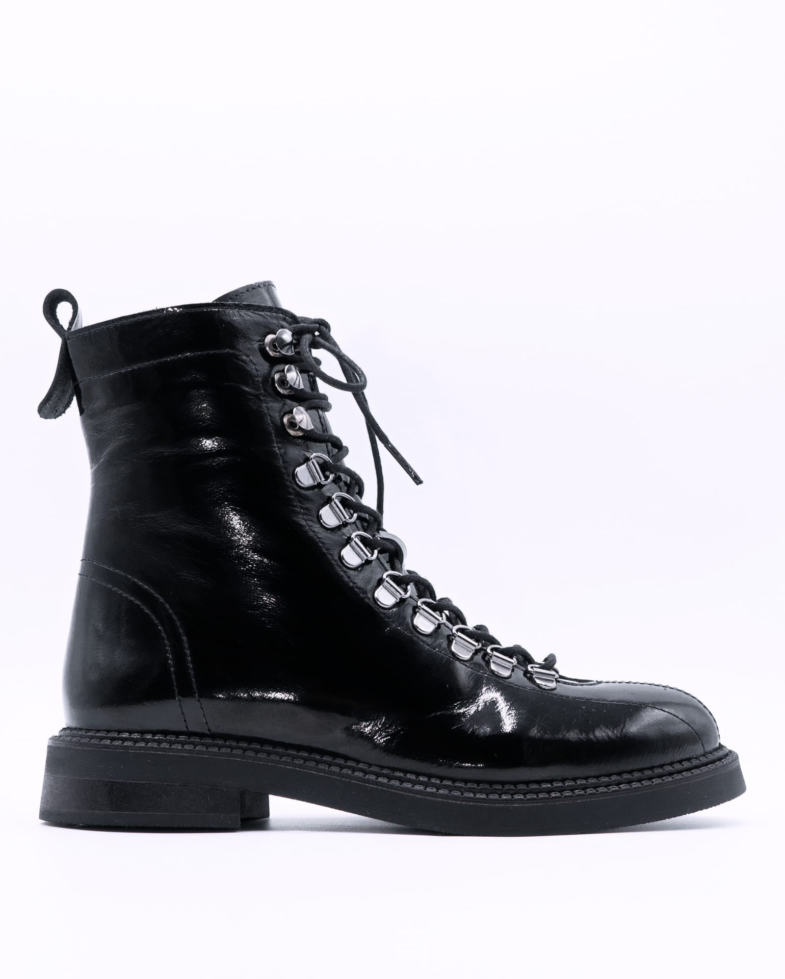 Ниски дамски боти с цип и връзки от естествена лакирана кожа в черен цвят